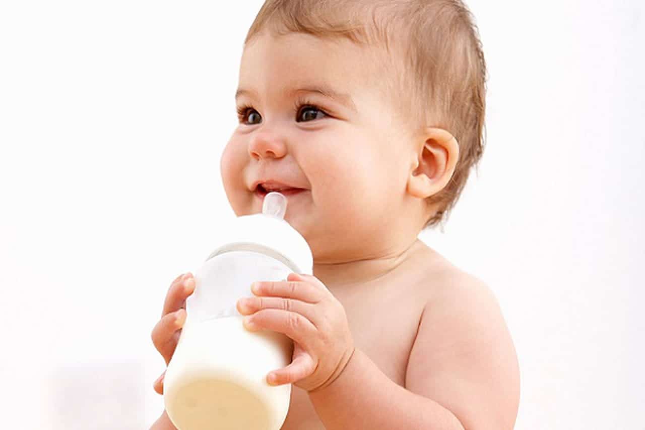 طفلي يرجع الحليب بعد الرضاعة