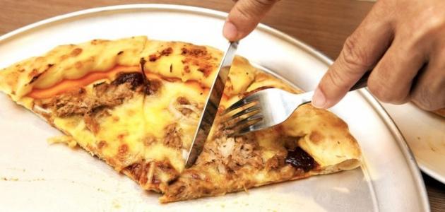 طريقة أكل وتقطيع البيتزا
