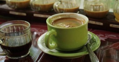 ما الفرق بين القهوة الخضراء والقهوة العادية